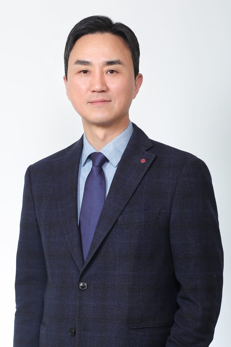 Won Yong Hwang is the new CEO of the ZKW Group